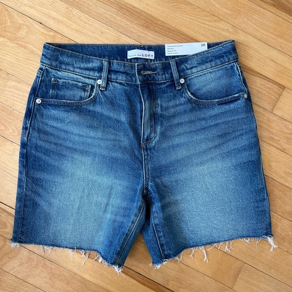 NWT Loft Mid Rise Denim Boyfriend Short - 26P - Picture 1 of 3